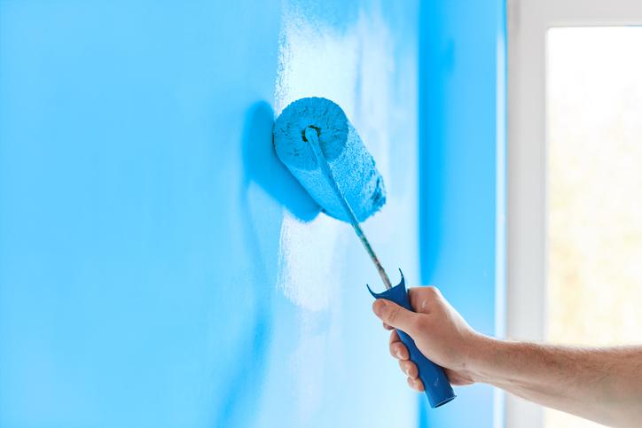 Malowanie ściany na niebiesko